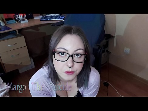 ❤️ 眼鏡をかけたセクシーな少女がカメラに向かってディルドを深くしゃぶる ️ セックスビデオ ❌️