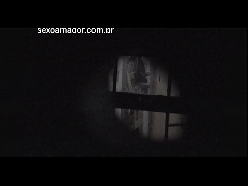 ❤️ ブロンドが空洞のレンガの後ろに隠れた近所の盗撮犯に密かにビデオ撮影される ️ セックスビデオ ❌️