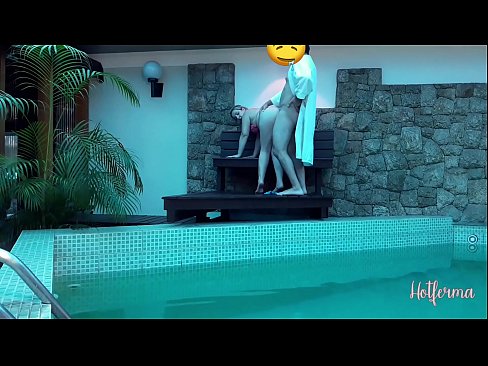 ❤️ 上司がメイドをプールに誘うも、我慢できずに熱くなる ️ セックスビデオ ❌️